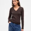 Camiseta moderna con cuello en V
