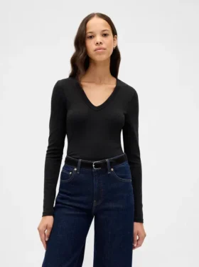 Camiseta moderna con cuello en V