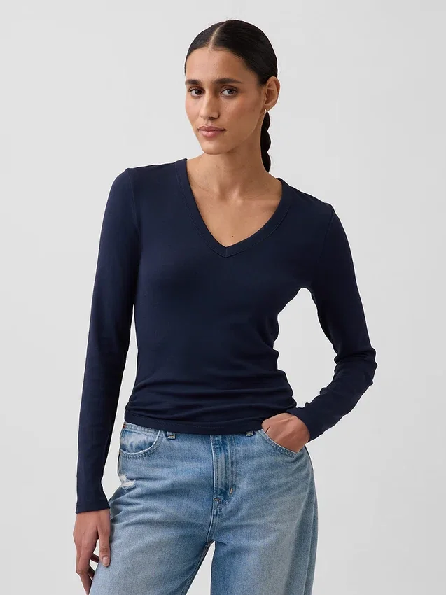 Camiseta moderna con cuello en V