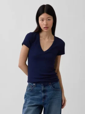 Camiseta moderna con cuello en V