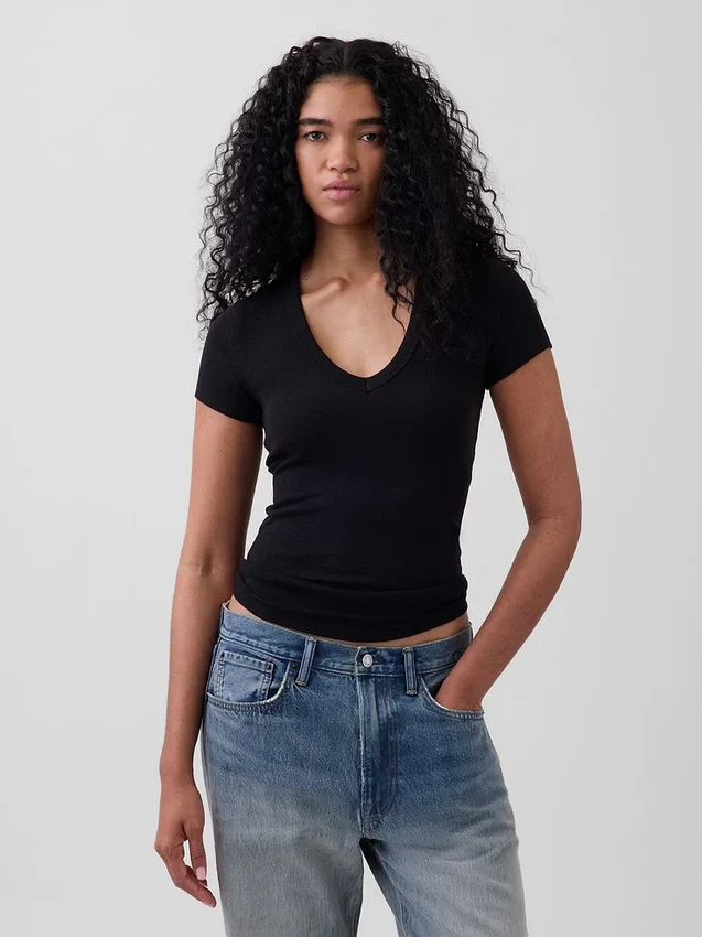 Camiseta moderna con cuello en V