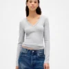 Camiseta moderna con cuello en V