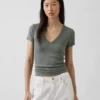 Camiseta moderna con cuello en V