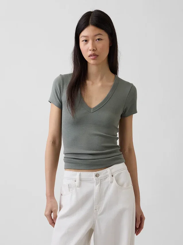Camiseta moderna con cuello en V