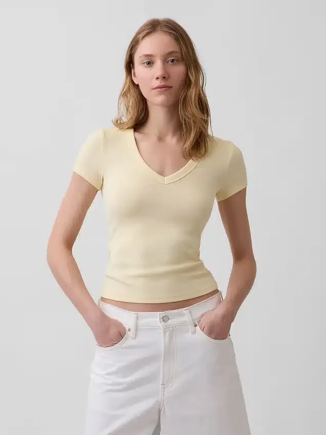 Camiseta moderna con cuello en V