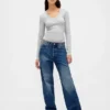 Camiseta moderna con cuello en V