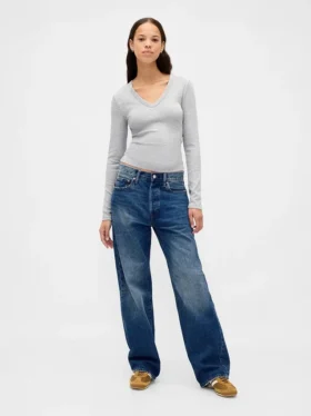Camiseta moderna con cuello en V