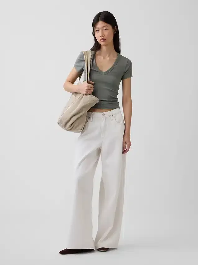 Camiseta moderna con cuello en V