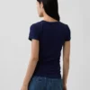 Camiseta moderna con cuello en V