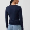 Camiseta moderna con cuello en V