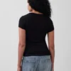 Camiseta moderna con cuello en V
