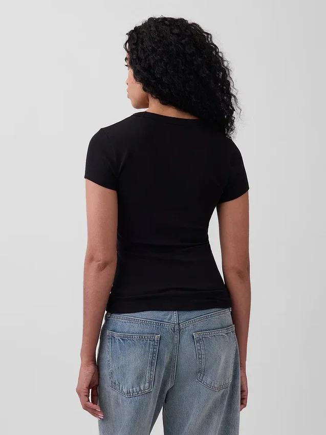 Camiseta moderna con cuello en V