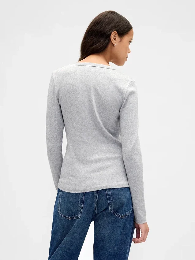 Camiseta moderna con cuello en V
