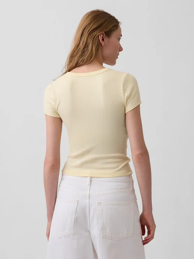 Camiseta moderna con cuello en V