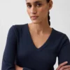 Camiseta moderna con cuello en V