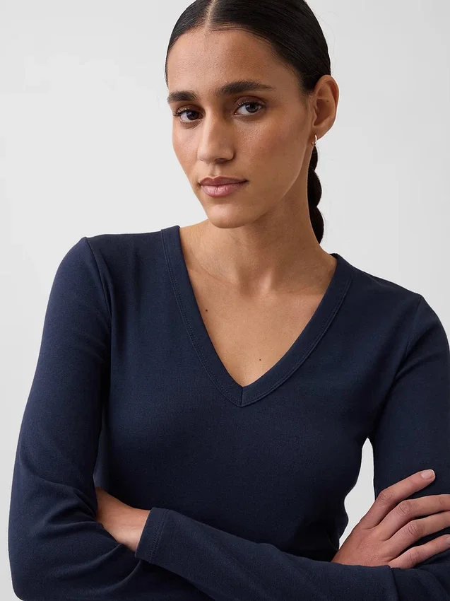 Camiseta moderna con cuello en V