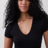 Camiseta moderna con cuello en V