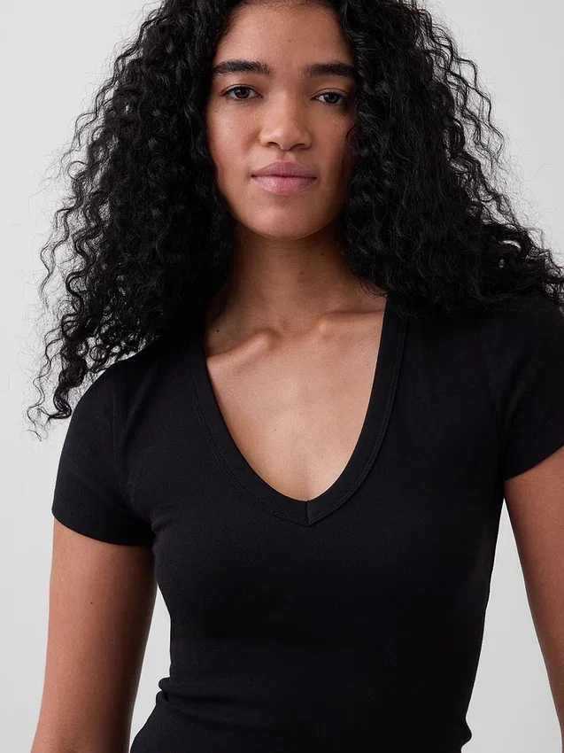 Camiseta moderna con cuello en V