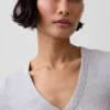 Camiseta moderna con cuello en V