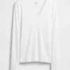 Camiseta moderna con cuello en V