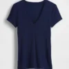 Camiseta moderna con cuello en V