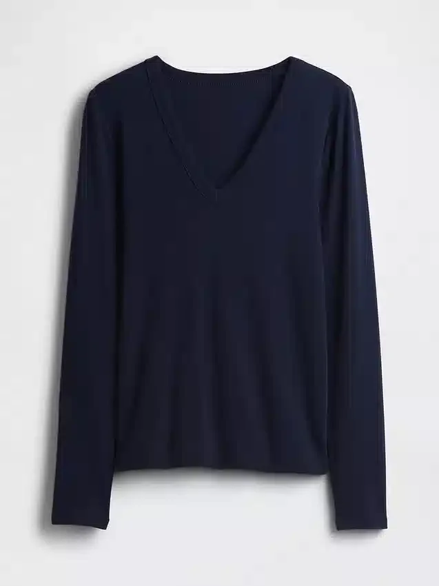 Camiseta moderna con cuello en V