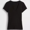 Camiseta moderna con cuello en V