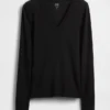 Camiseta moderna con cuello en V