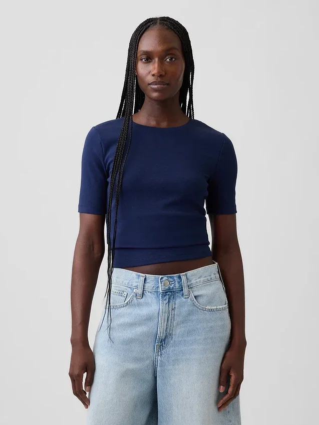 Camiseta moderna de cuello redondo