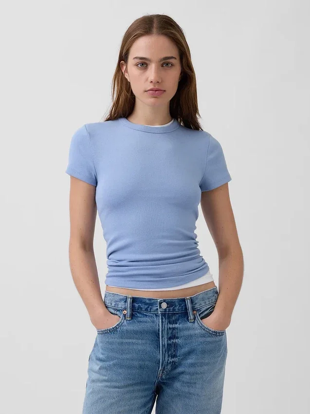 Camiseta moderna de cuello redondo