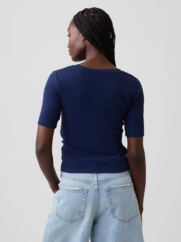 Camiseta moderna de cuello redondo