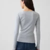 Camiseta moderna de cuello redondo