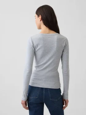Camiseta moderna de cuello redondo