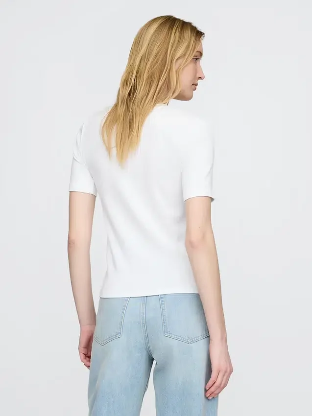 Camiseta moderna de cuello redondo