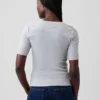 Camiseta moderna de cuello redondo
