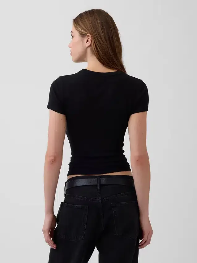 Camiseta moderna de cuello redondo