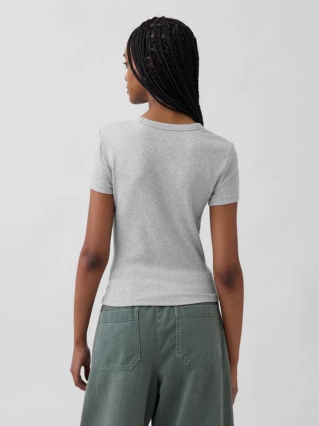 Camiseta moderna de cuello redondo