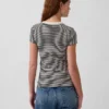 Camiseta moderna de cuello redondo