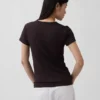 Camiseta moderna de cuello redondo