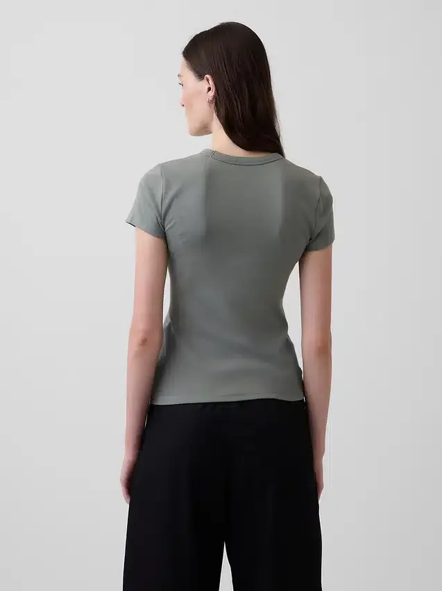 Camiseta moderna de cuello redondo