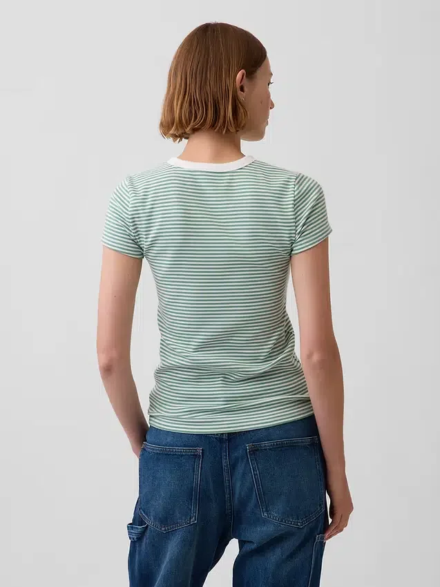 Camiseta moderna de cuello redondo