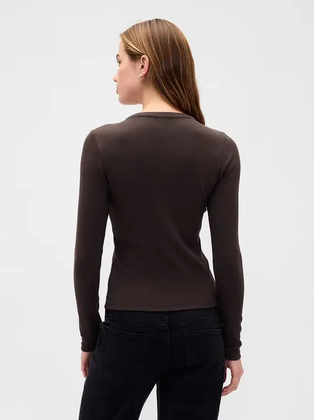 Camiseta moderna de cuello redondo