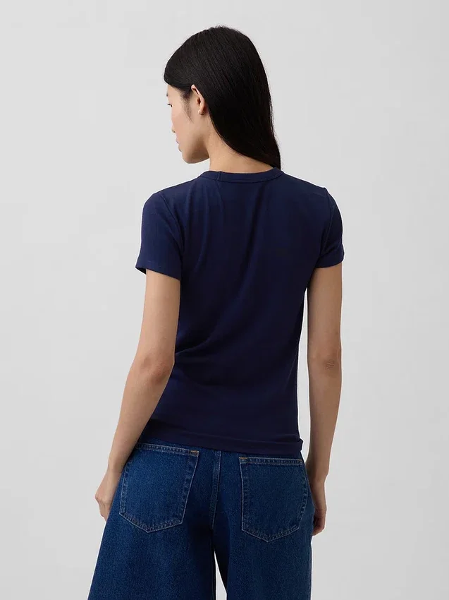 Camiseta moderna de cuello redondo