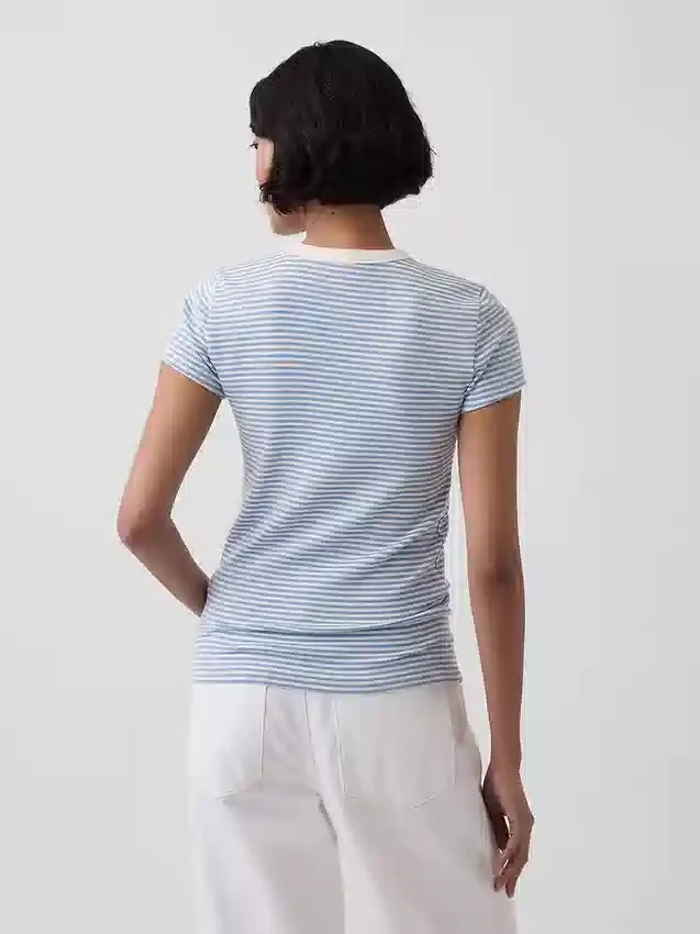 Camiseta moderna de cuello redondo
