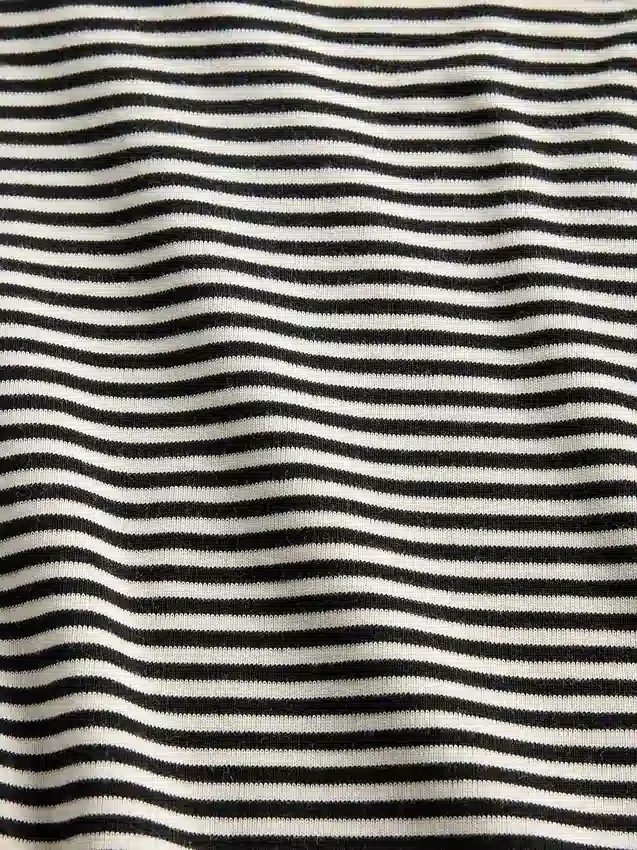Camiseta moderna de cuello redondo
