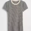 Camiseta moderna de cuello redondo