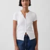 Camiseta moderna de cuello redondo con botones y tejido acanalado
