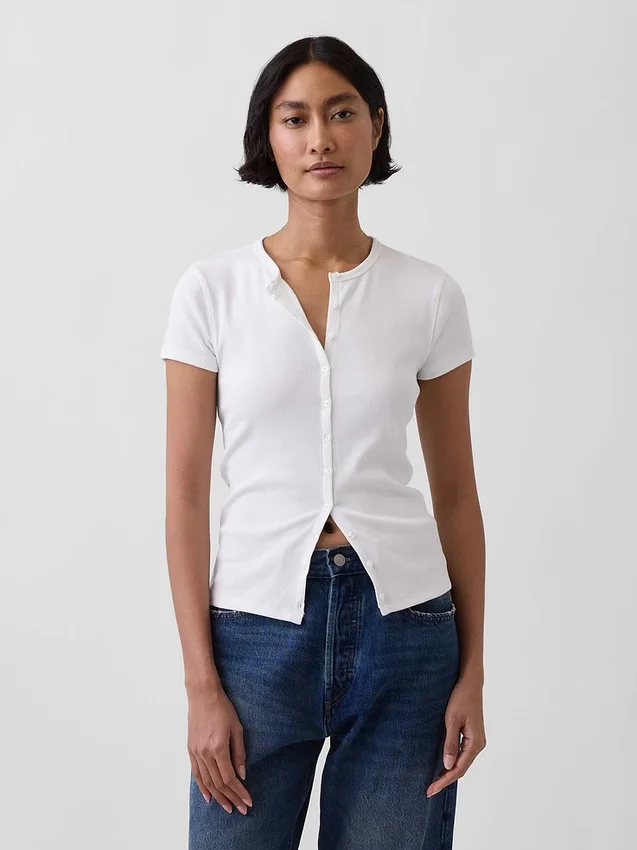 Camiseta moderna de cuello redondo con botones y tejido acanalado