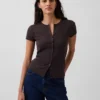Camiseta moderna de cuello redondo con botones y tejido acanalado