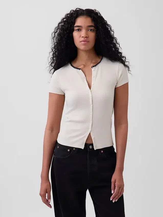Camiseta moderna de cuello redondo con botones y tejido acanalado